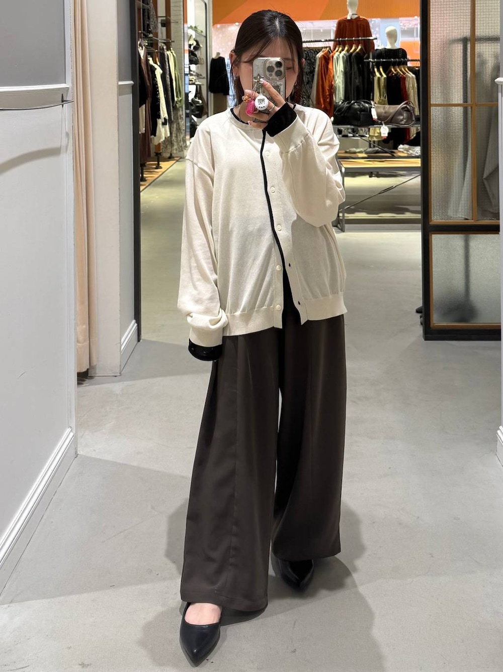 ブラウン系のその他パンツ、ブラック系のパンプス、ホワイト系のカーディガン/ボレロを着用したレディースの春コーディネートの1枚目の写真