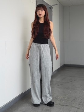 「SLY（スライ）のSIDE HOLE CUT PT サイドホールカットパンツ 夏服（スウェットパンツ、グレー系）」を使った、永田紗也佳さん（レディース・156cm）の夏コーディネート