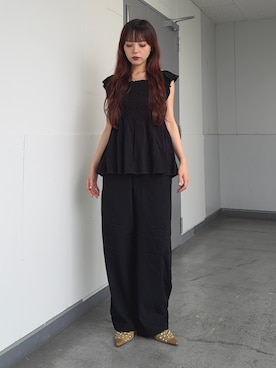 「SLY（スライ）のSEERSUCKER ARM FRILL TOPS シアーサッカーアームフリルトップス 春服 夏服（シャツ/ブラウス、ブラック系）」を使った、永田紗也佳さん（レディース・156cm）の夏コーディネート