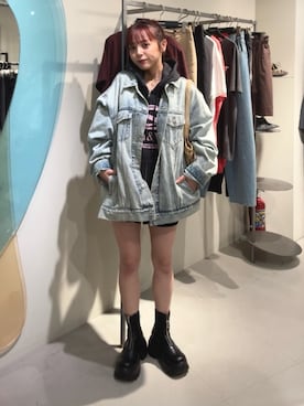 「アイテム（デニムジャケット）」を使った、永田紗也佳さん（レディース・156cm）の秋コーディネート