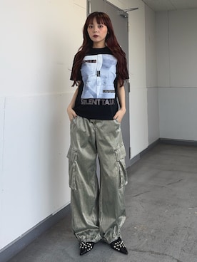 「SLY（スライ）のWASHED SATIN CARGO PT ウォッシュドサテンカーゴパンツ 春服（カーゴパンツ、グリーン系）」を使った、永田紗也佳さん（レディース・156cm）の春コーディネート