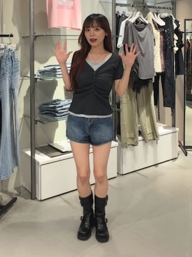「SLY（スライ）のLAYERED LIKE CUT S/S TOPS レイヤードライクカットショートスリーブトップス 夏服 秋服（Tシャツ/カットソー、ブラック系）」を使った、永田紗也佳さん（レディース・156cm）の夏コーディネート