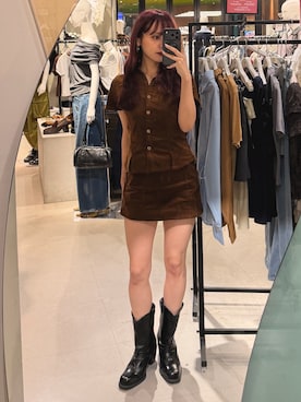 「SLY（スライ）のCORDUROY SKIPPER SH コーデュロイスキッパーシャツ 秋服 冬服（シャツ/ブラウス、ブラウン系）」を使った、永田紗也佳さん（レディース・156cm）の夏コーディネート