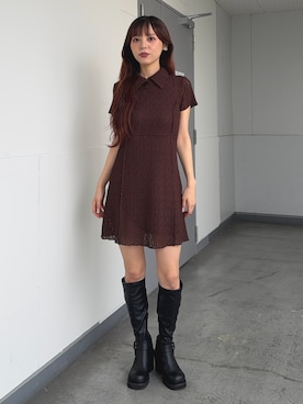「SLY（スライ）のCUT JQ SHORT OP カットジャガードショートワンピ 夏服 秋服（ワンピース、ブラウン系）」を使った、永田紗也佳さん（レディース・156cm）の夏コーディネート