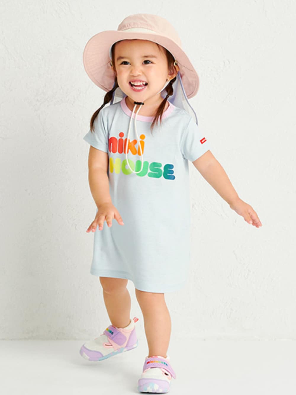 「ミキハウス、mikihouse、キッズファッション、キッズコーデ、バケットハット、夏コーデ、お出かけコーデ、帽子、帽子コーデ、日よけ対策」｜「MIKI HOUSEの日よけ付きロゴ帽子（ハット、ピンク系）」を使った、mikihouse担当者4さん（キッズ・80cm）の夏コーディネートの1枚目の写真