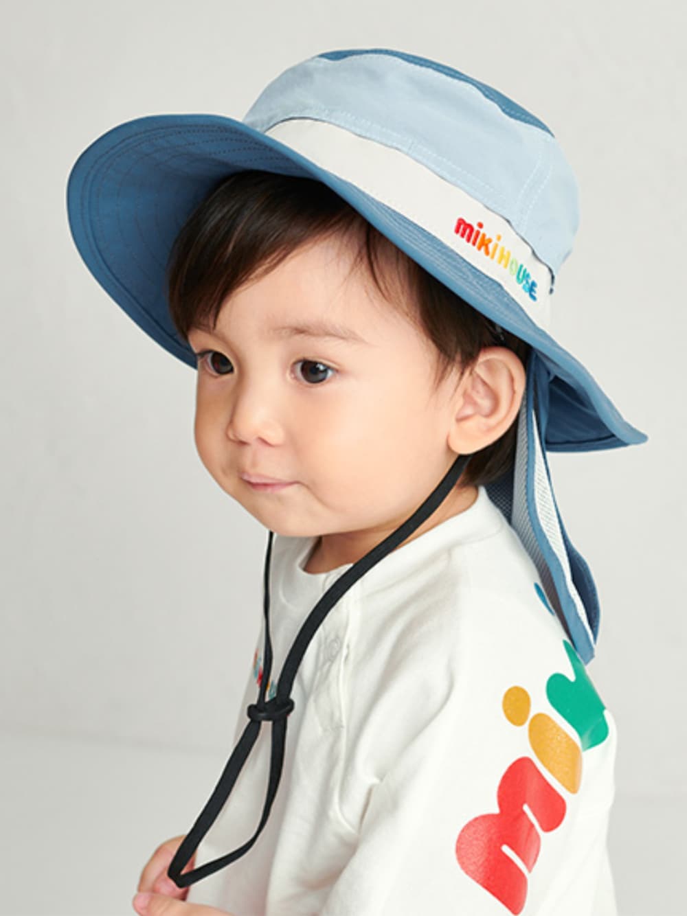 「ミキハウス、mikihouse、キッズコーデ、キッズファッション、バケットハット、帽子、お出かけコーデ、夏コーデ、帽子コーデ、日よけ対策」｜「MIKI HOUSEの日よけ付きロゴ帽子（ハット、ブルー系）」を使った、mikihouse担当者4さん（キッズ・80cm）の夏コーディネートの1枚目の写真