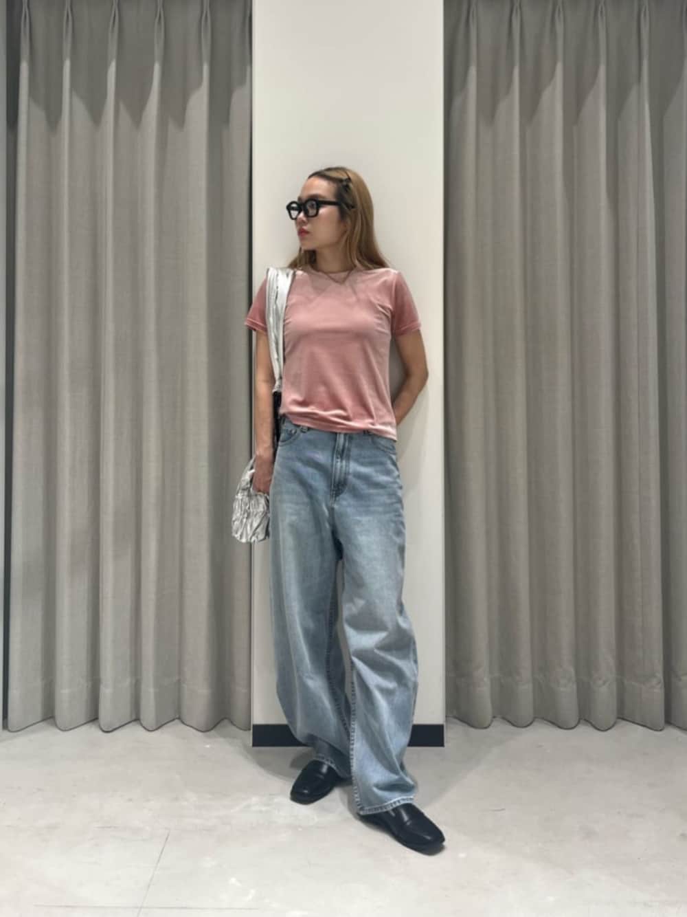 シルバー系のトートバッグ、ブルー系のデニムパンツ、ピンク系のTシャツ/カットソーを着用したレディースの夏コーディネートの1枚目の写真