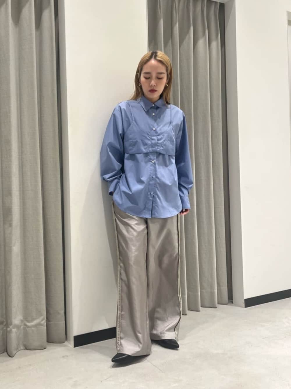 グレー系のその他パンツ、ブラック系のその他シューズ、ブルー系のシャツ/ブラウスを着用したレディースの春コーディネートの1枚目の写真