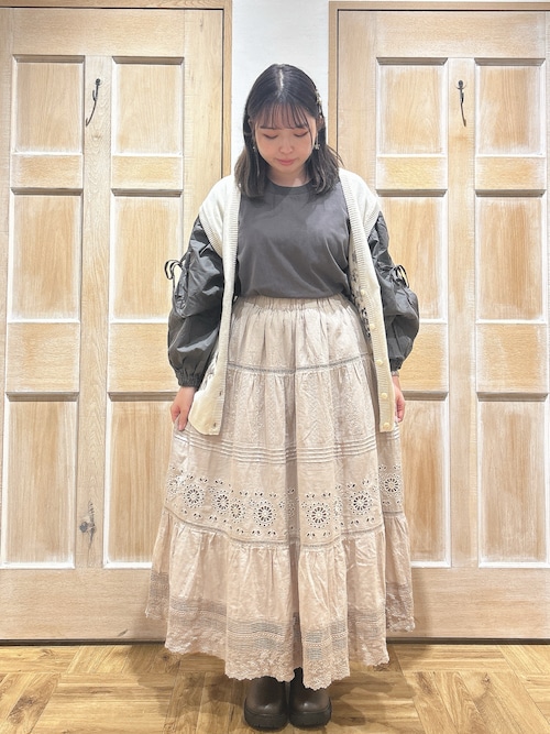 花柄刺繍ニットベスト 黒地 ピンクバラ 花柄刺繍ニットベスト 黒地 ピンクバラ