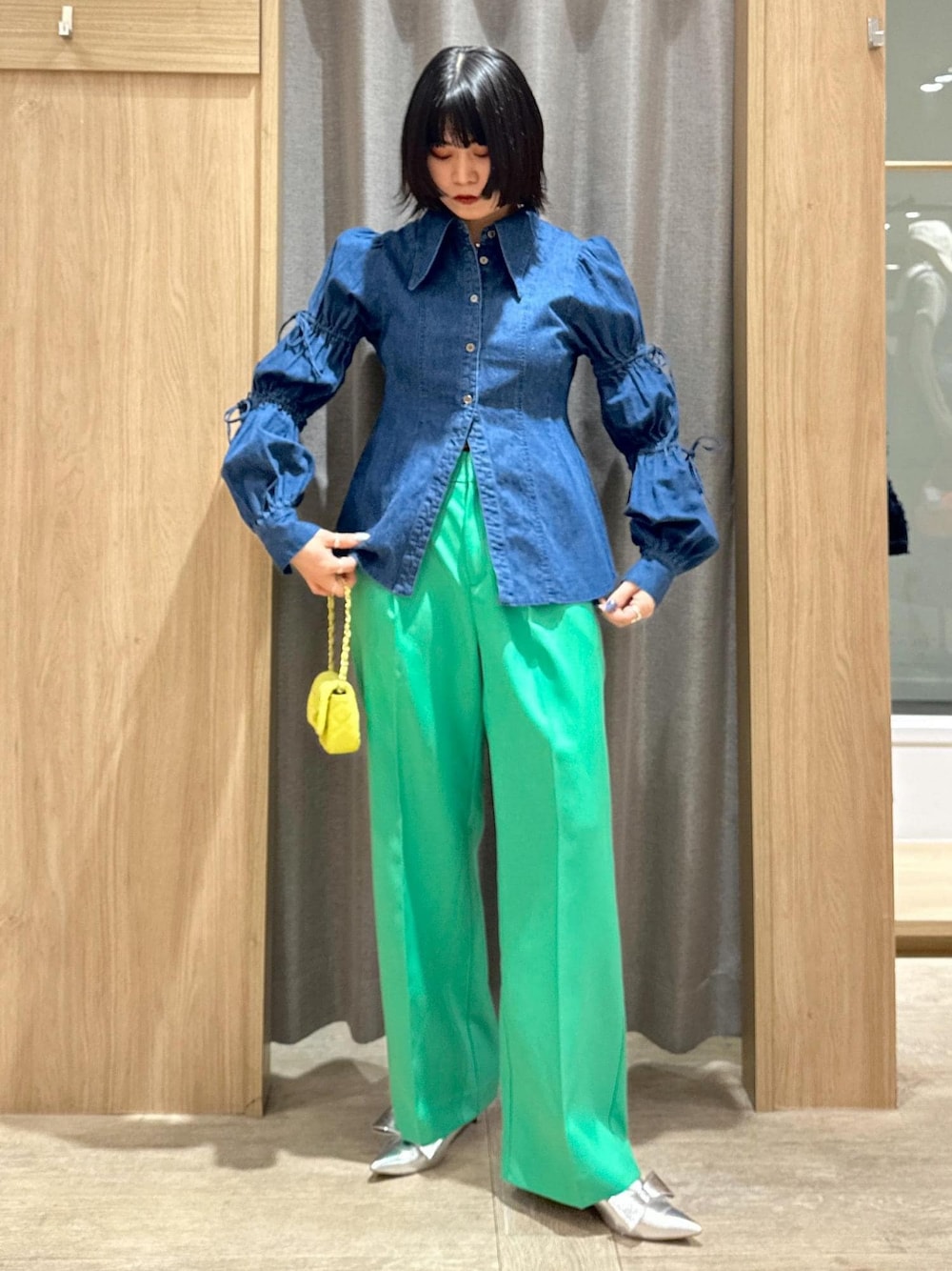「デニムブラウス、デニム、デニムコーデ、カラーパンツ、ストレートパンツ、ストレート、グリーン、グリーンパンツ、シルバー、シルバーパンプス、リボンパンプス、イエロー、イエローバッグ、カラーコーデ、カラー×カラー」｜「VISのミニスタッズチェーンショルダーバッグ（ショルダーバッグ、イエロー系）」を使った、0801mikiさん（レディース・161cm）の冬コーディネートの1枚目の写真