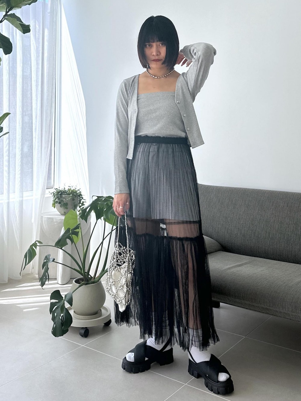 「アンサンブル、アンサンブルコーデ、グレーアンサンブルコーデ、グレーアンサンブル、グレー、ショートパンツ、ショートパンツコーデ、チュールコーデ、チュールスカートコーデ、レイヤードコーデ、レイヤード、リネンライクパンツ、グラデーションコーデ、同系色コーデ、VIS」｜「Juzeのボリュームパテッドクロスサンダル（サンダル、ブラック系）」を使った、0801mikiさん（レディース・161cm）の春コーディネートの1枚目の写真