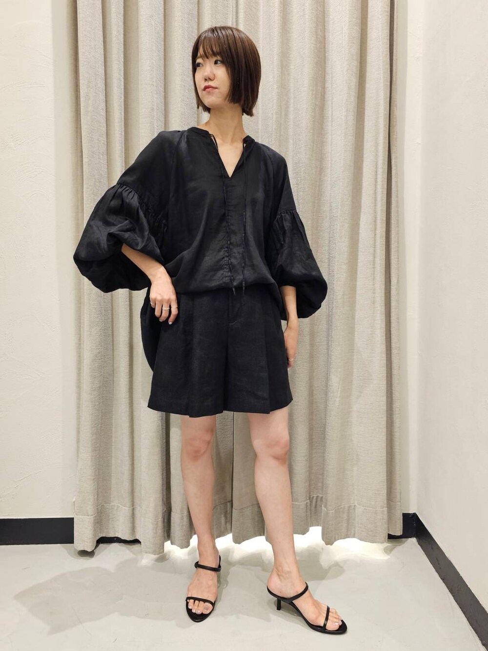 ブラック系のスリッポン、ブラック系のシャツ/ブラウス、ブラック系のその他パンツを着用したレディースの夏コーディネートの1枚目の写真