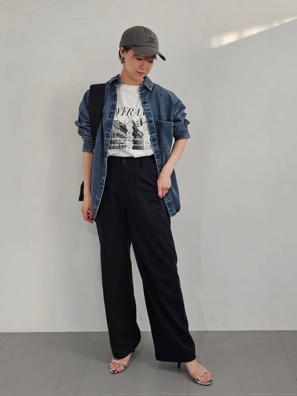 その他のサンダル、ブラック系のショルダーバッグ、ブルー系のデニムジャケットを着用したレディースの夏コーディネートの1枚目の写真