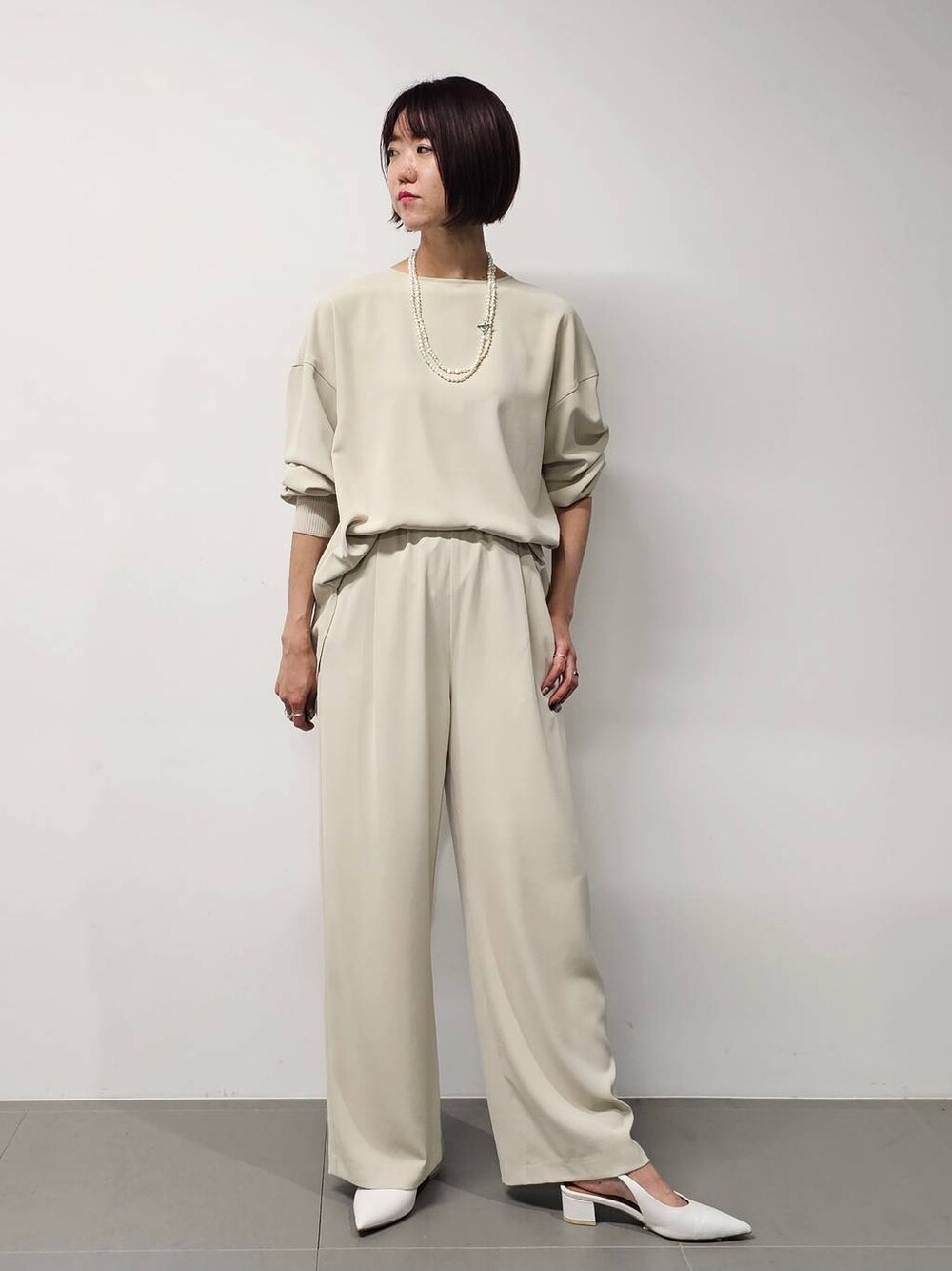 ホワイト系のシャツ/ブラウス、ホワイト系のその他パンツ、その他のネックレスを着用したレディースの冬コーディネートの1枚目の写真