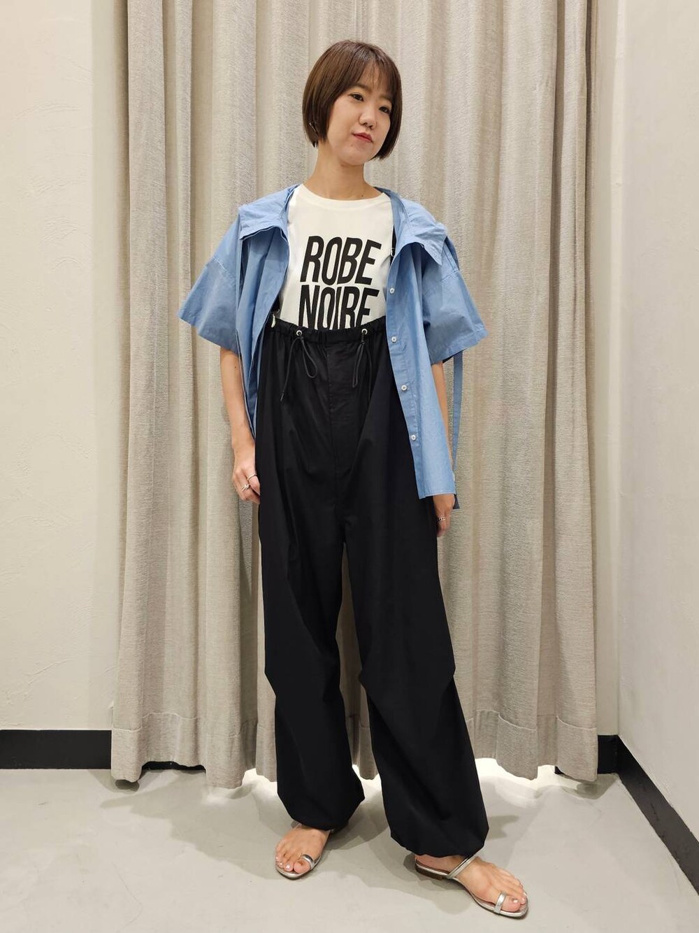 ホワイト系のTシャツ/カットソー、ブルー系のシャツ/ブラウス、シルバー系のサンダルを着用したレディースの夏コーディネートの1枚目の写真