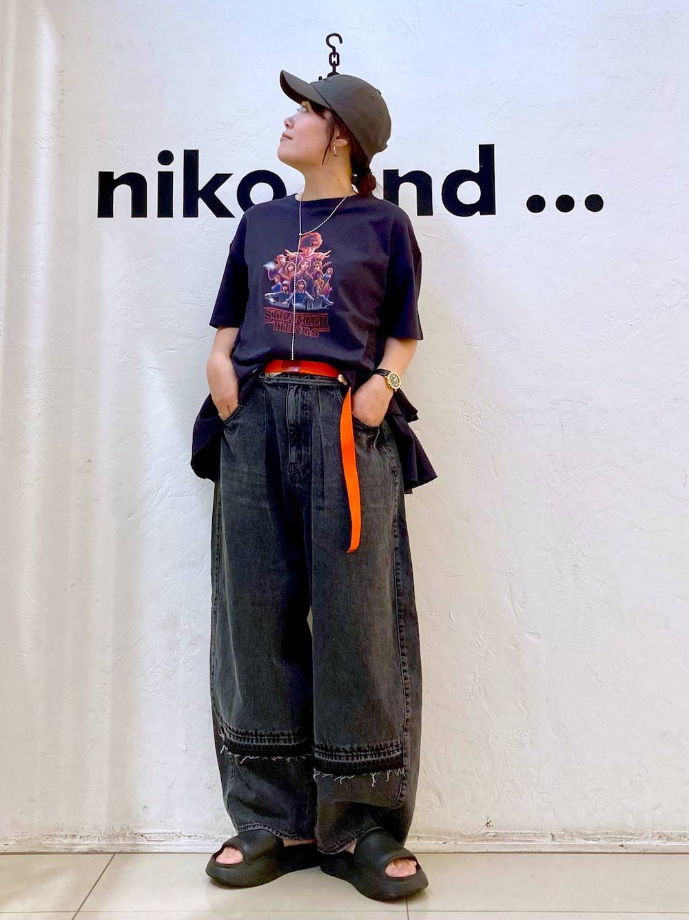 グレー系のTシャツ/カットソー、グレー系のデニムパンツ、グレー系のキャップを着用したレディースの夏コーディネートの1枚目の写真