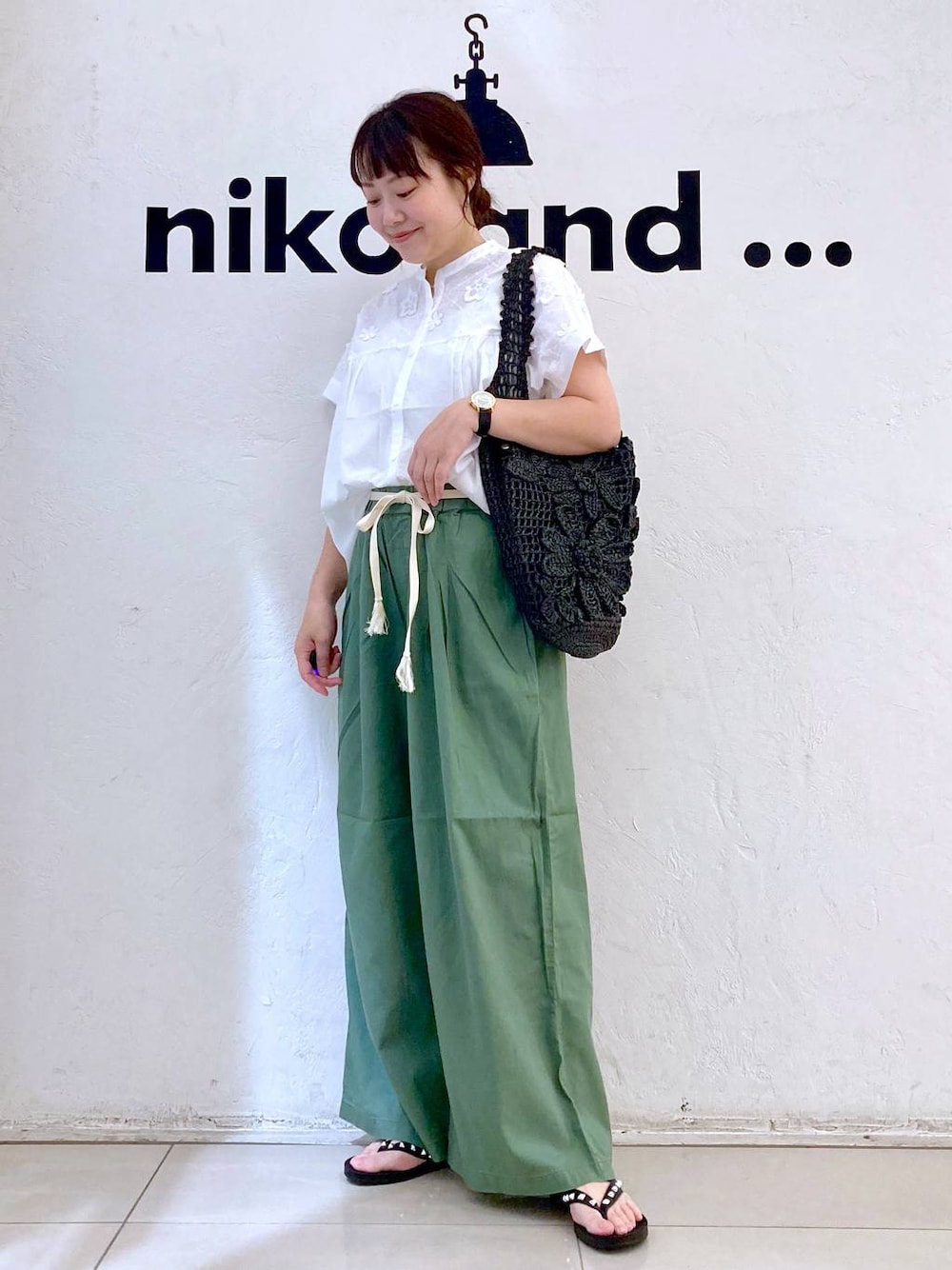 グリーン系のその他パンツ、ブラック系のサンダル、ブラック系のショルダーバッグを着用したレディースの夏コーディネートの1枚目の写真