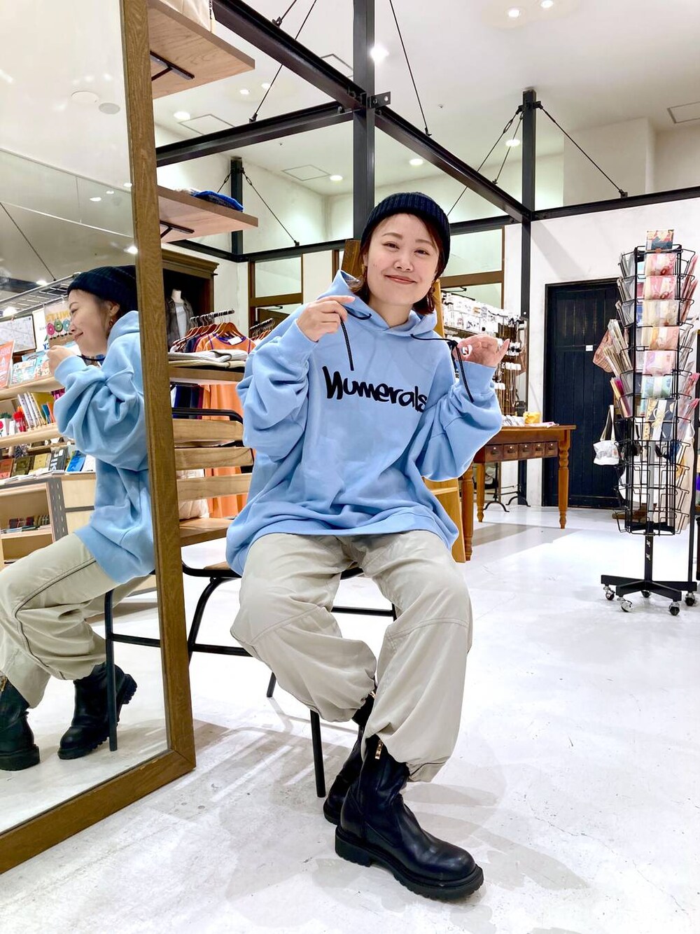 ベージュ系のその他パンツ、ブラック系のニットキャップ/ビーニー、その他のネックレスを着用したレディースの秋コーディネートの1枚目の写真