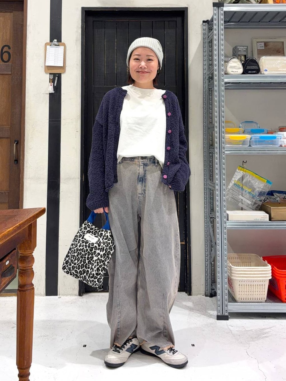 その他のトートバッグ、ピンク系のデニムパンツ、ブルー系のニット/セーターを着用したレディースの春コーディネートの1枚目の写真