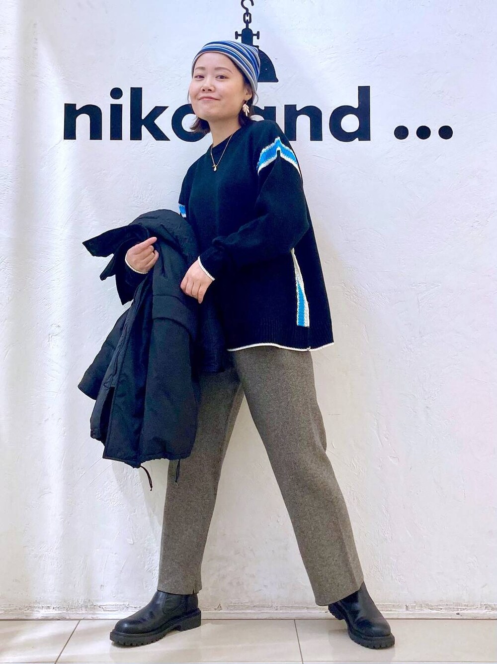 ブラック系のニット/セーター、ホワイト系のその他パンツ、ブラック系のブルゾンを着用したレディースの冬コーディネートの1枚目の写真