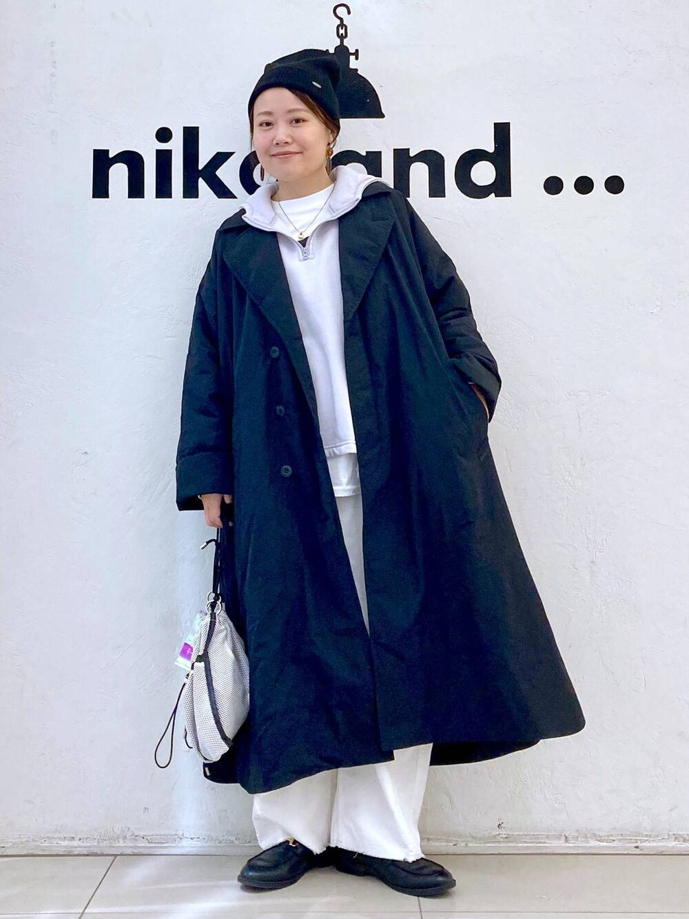ホワイト系のTシャツ/カットソー、ホワイト系のその他パンツ、グレー系のショルダーバッグを着用したレディースの冬コーディネートの1枚目の写真