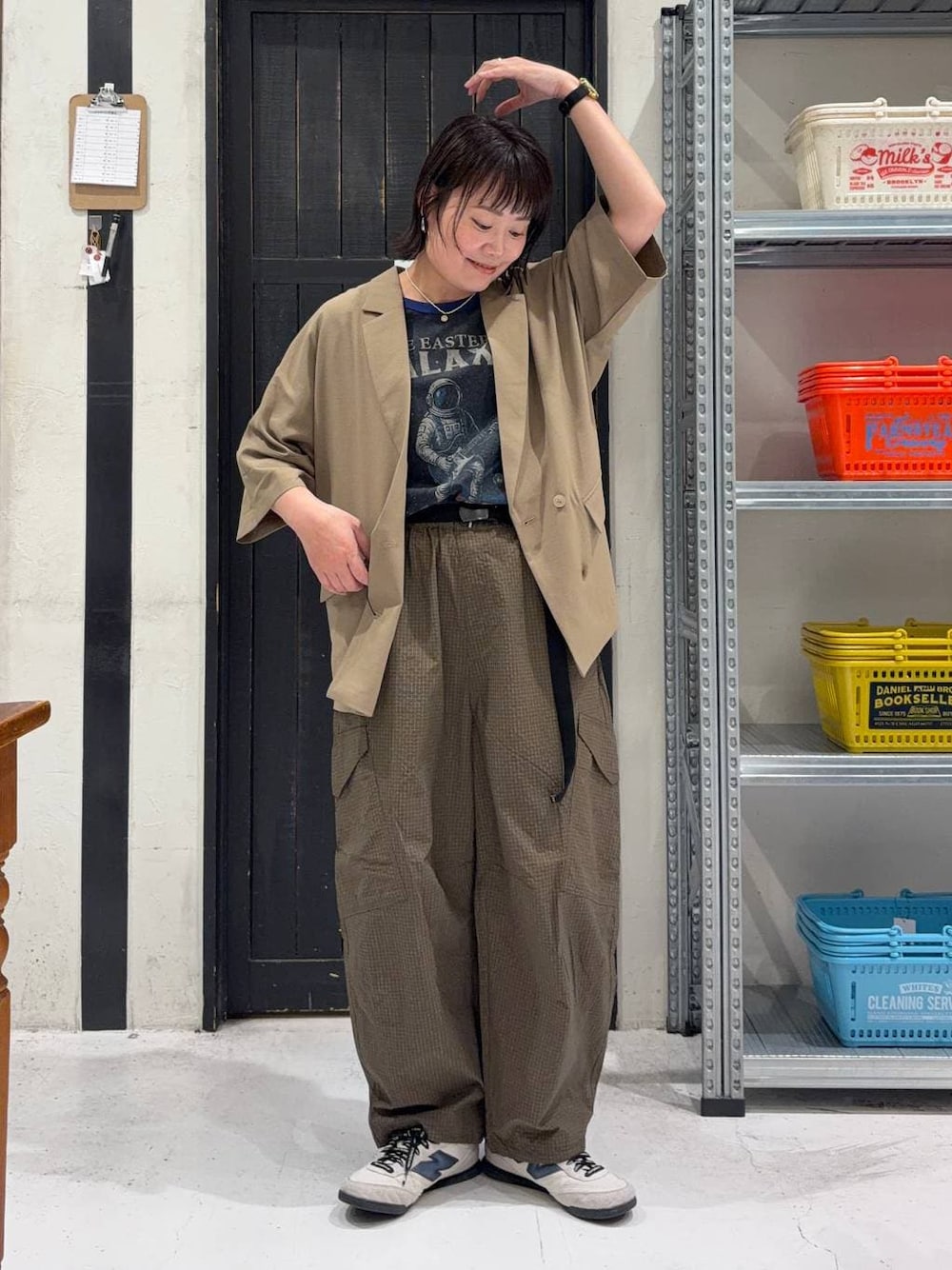 イエロー系のテーラードジャケット、ブラウン系のその他パンツ、グレー系のTシャツ/カットソーを着用したレディースの春コーディネートの1枚目の写真