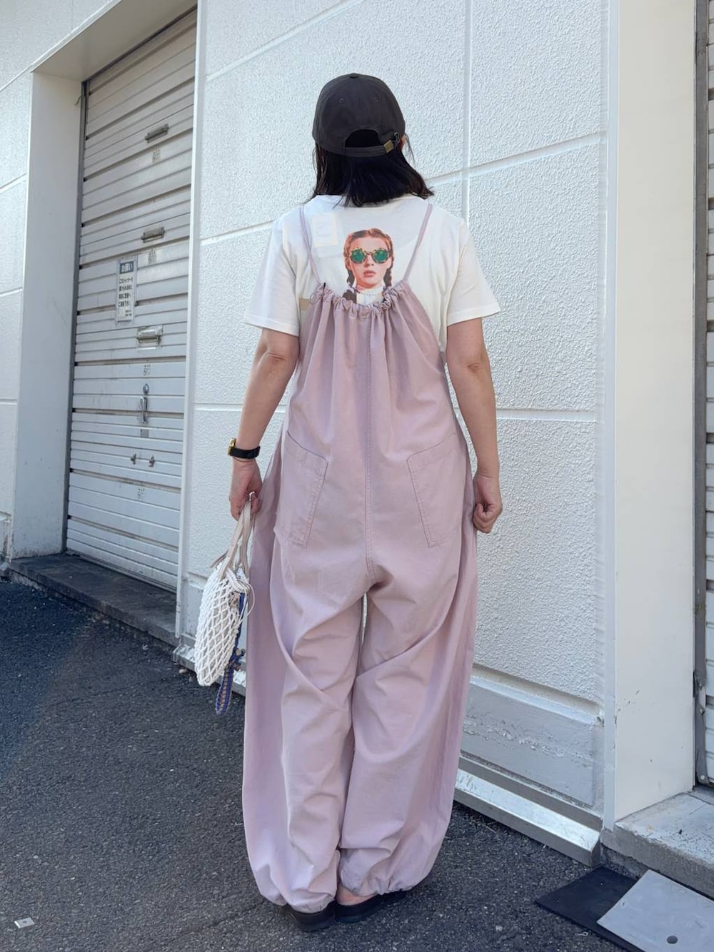 ピンク系のサロペット/オーバーオール、ベージュ系のトートバッグ、ベージュ系のTシャツ/カットソーを着用したレディースの夏コーディネートの1枚目の写真