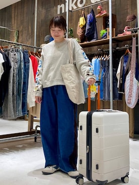 「niko and...（ニコアンド）のオリジナルニコロゴキャリーケースM/容量55-62L（その他雑貨）」を使った、カワモトさん（レディース・162cm・30代）の秋コーディネート