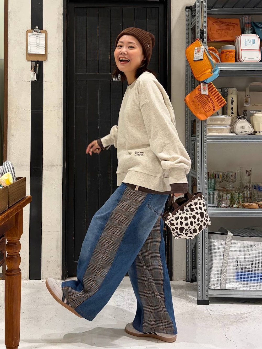 その他のトートバッグ、ブラウン系のデニムパンツ、ベージュ系のスウェットを着用したレディースの秋コーディネートの1枚目の写真