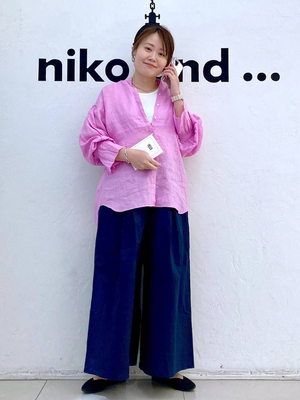 ブルー系のその他パンツ、ベージュ系のタンクトップ、ブラック系のパンプスを着用したレディースの春コーディネートの1枚目の写真