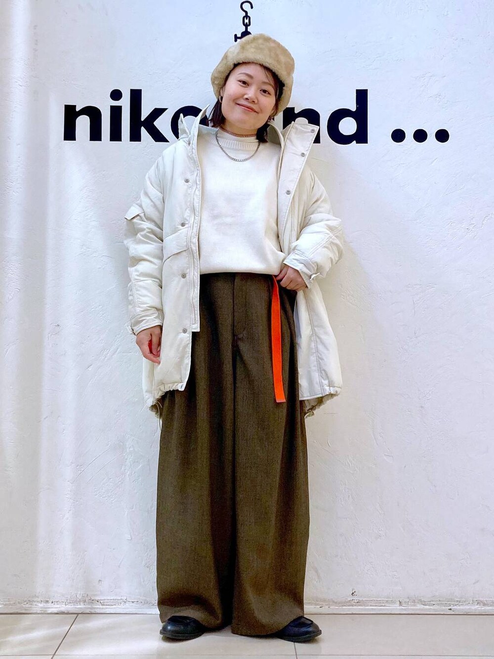ベージュ系のニット/セーター、ベージュ系のブルゾン、ブラウン系のその他パンツを着用したレディースの冬コーディネートの1枚目の写真