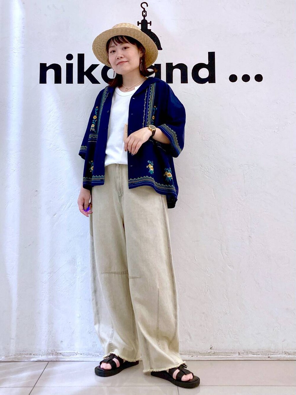 ベージュ系のその他パンツ、ブルー系のシャツ/ブラウス、ホワイト系のタンクトップを着用したレディースの春コーディネートの1枚目の写真