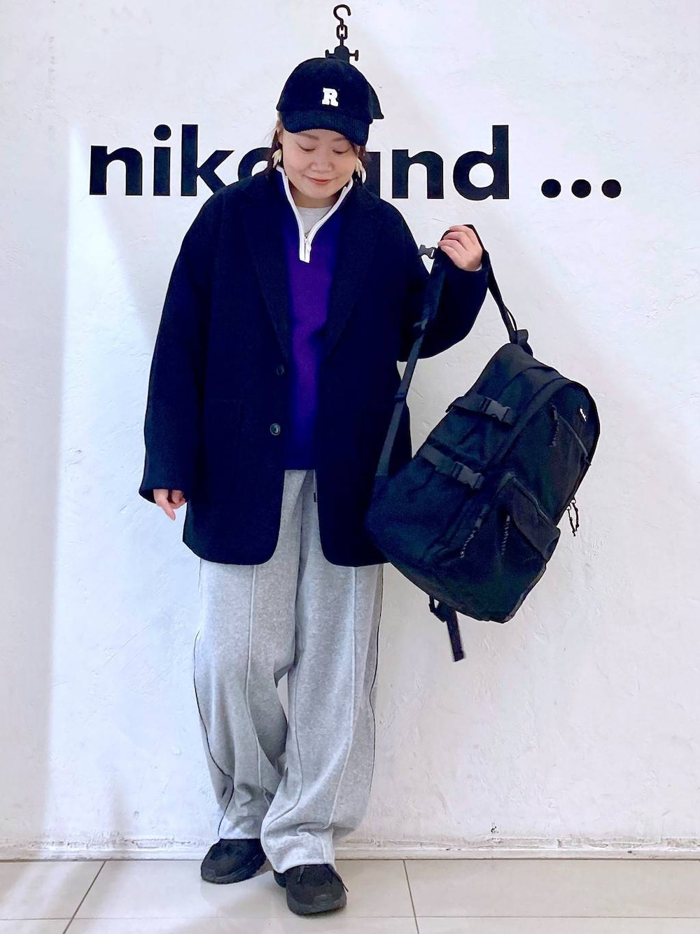 ブラック系のバックパック/リュック、グレー系のその他パンツ、ブラック系のテーラードジャケットを着用したレディースの冬コーディネートの1枚目の写真