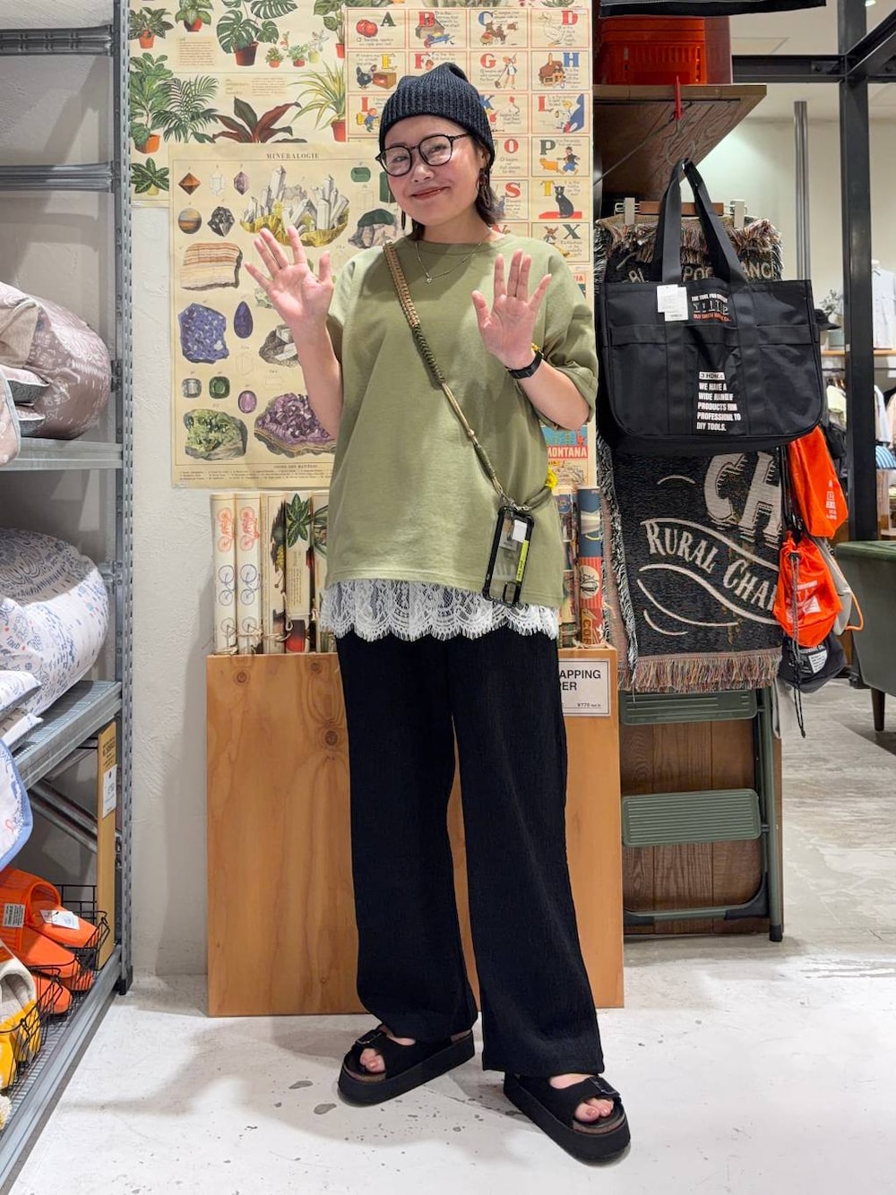 グリーン系のTシャツ/カットソー、ブラック系のサンダル、ブラック系のその他パンツを着用したレディースの春コーディネートの1枚目の写真