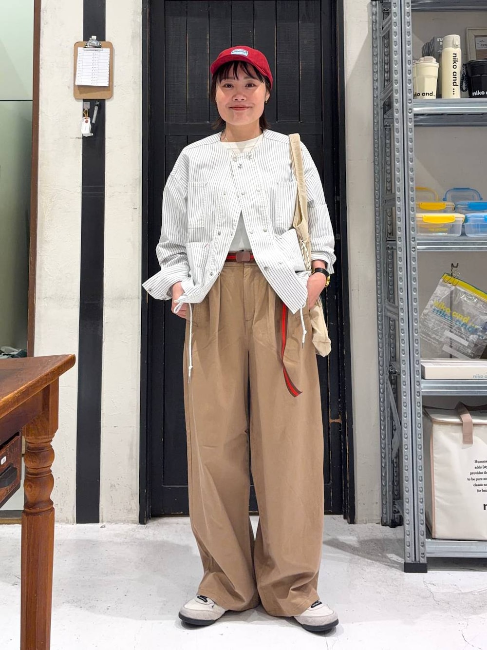 ホワイト系のトートバッグ、ベージュ系のカバーオール、ホワイト系のTシャツ/カットソーを着用したレディースの春コーディネートの1枚目の写真