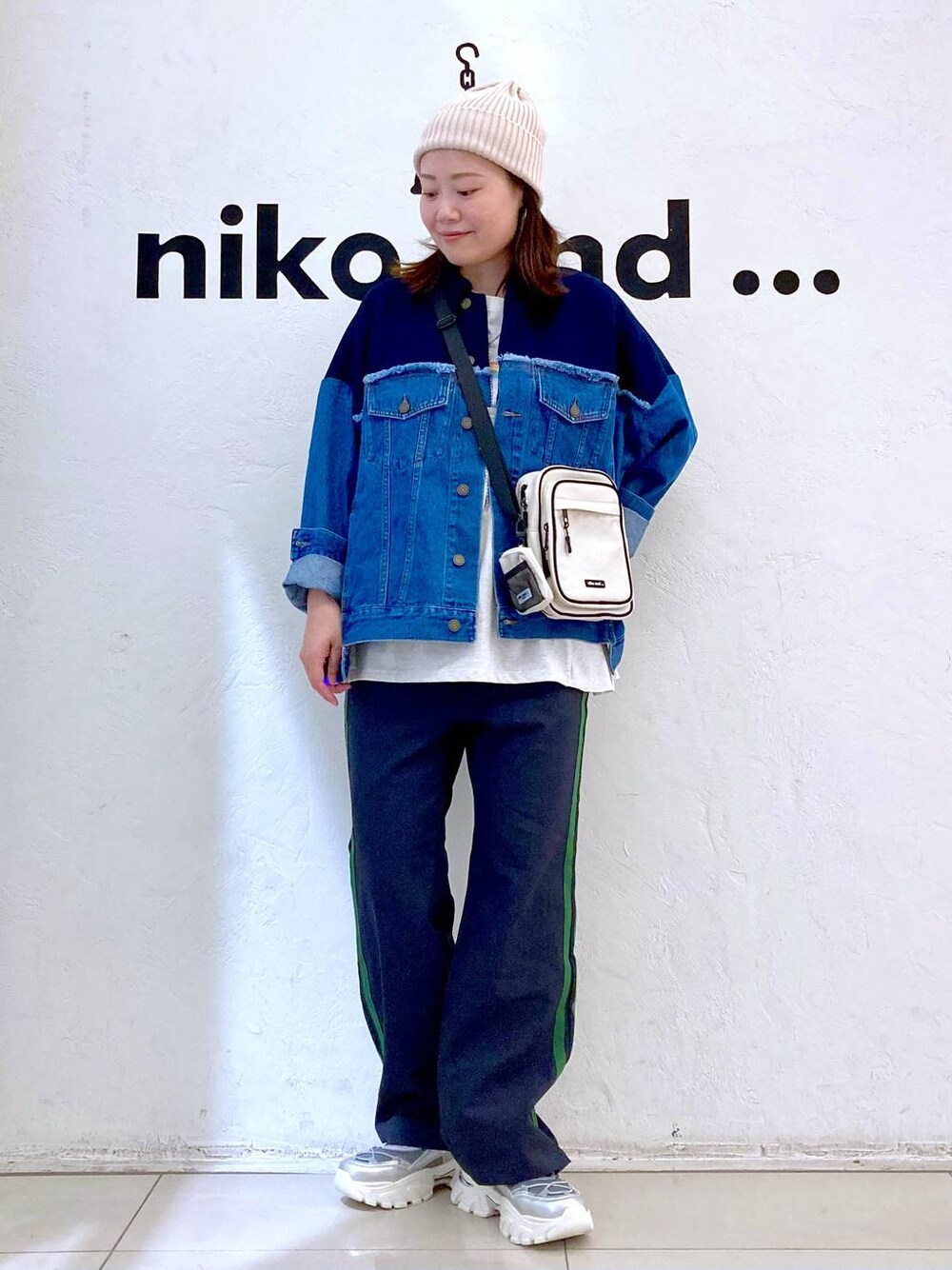 ブルー系のデニムジャケット、ブルー系のその他パンツ、シルバー系のスニーカーを着用したレディースの夏コーディネートの1枚目の写真