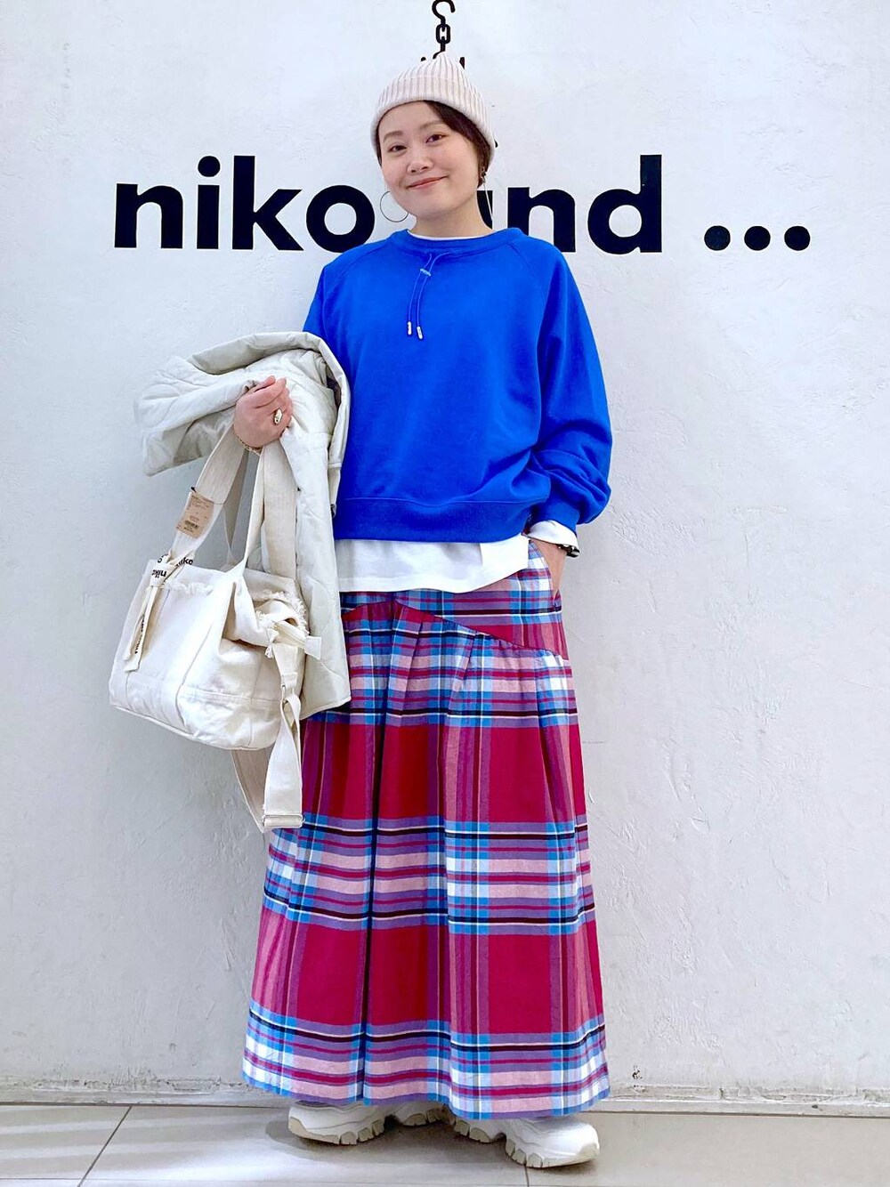 ピンク系のその他パンツ、ベージュ系のショルダーバッグ、ホワイト系のTシャツ/カットソーを着用したレディースの春コーディネートの1枚目の写真