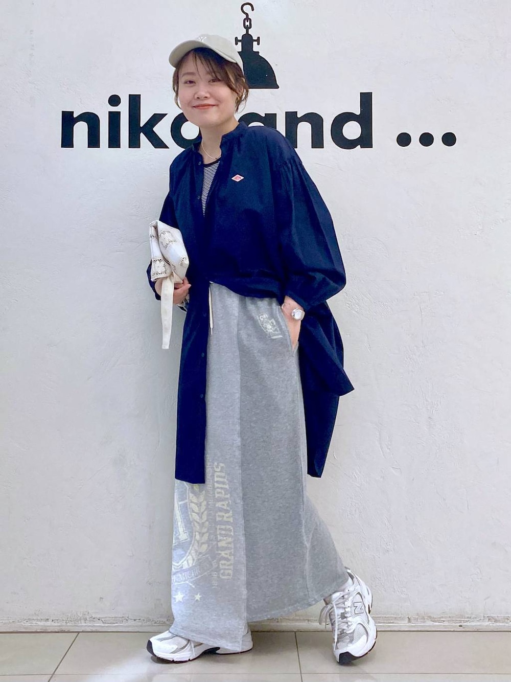 「カジュアル、ナチュラル、時計、ピアス、LEPSIM、トートバッグ、きれいめ、ママコーデ、niko and ...、キャップ、シャツ、シャツワンピース、スカート、ロングスカート、ウエストゴム」｜「niko and...の[MODE NORM CORE]リメイク風マキシスウェットスカート（スカート、グレー系）」を使った、カワモトさん（レディース・162cm）の春コーディネートの1枚目の写真