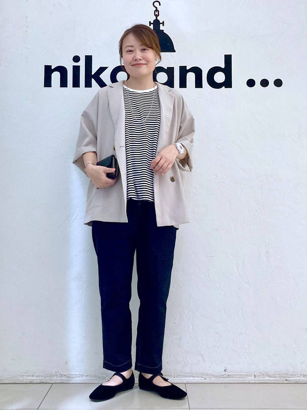 ブラック系のパンプス、ブラック系のその他パンツ、ベージュ系のテーラードジャケットを着用したレディースの夏コーディネートの1枚目の写真
