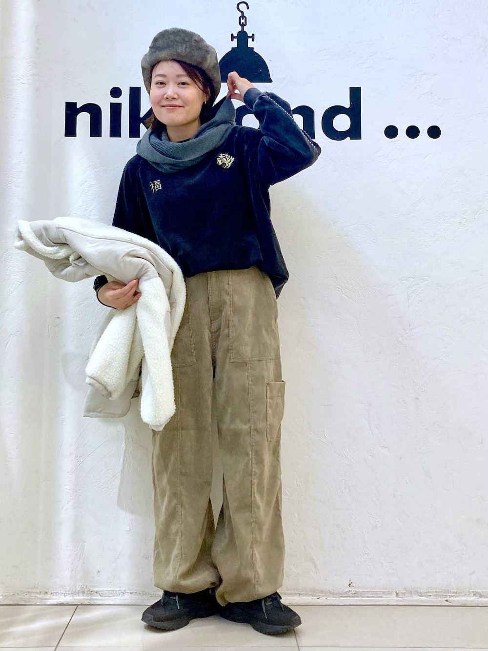 ブラウン系のその他パンツ、ベージュ系のブルゾン、グレー系のTシャツ/カットソーを着用したレディースの秋コーディネートの1枚目の写真