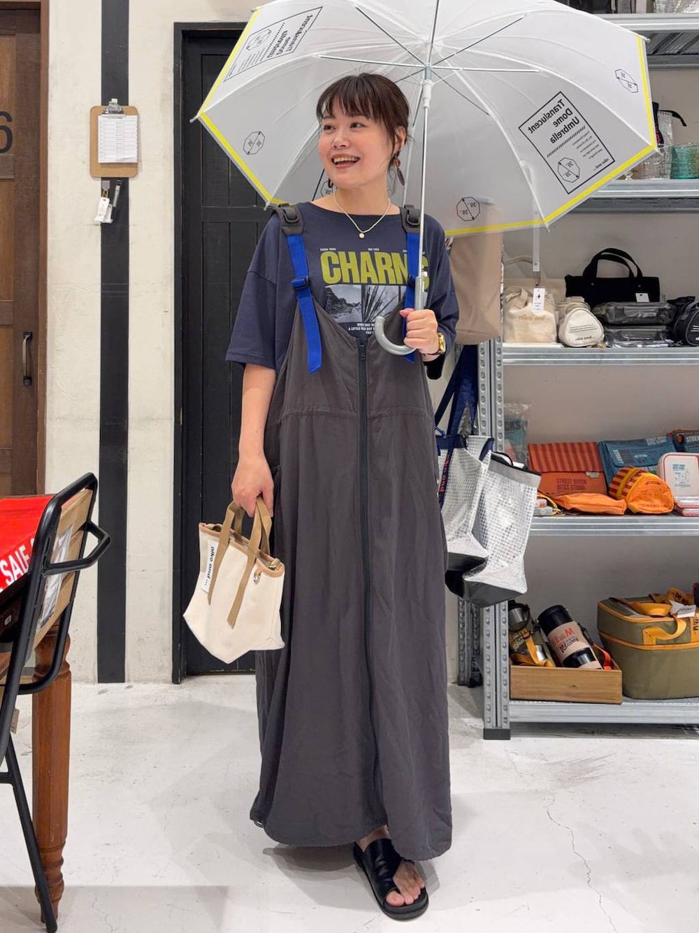 その他のショルダーバッグ、ブルー系のTシャツ/カットソー、ホワイト系の長傘を着用したレディースの夏コーディネートの1枚目の写真