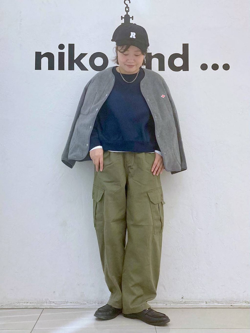 ホワイト系のTシャツ/カットソー、グリーン系のカーゴパンツ、ブルー系のスウェットを着用したレディースの秋コーディネートの1枚目の写真