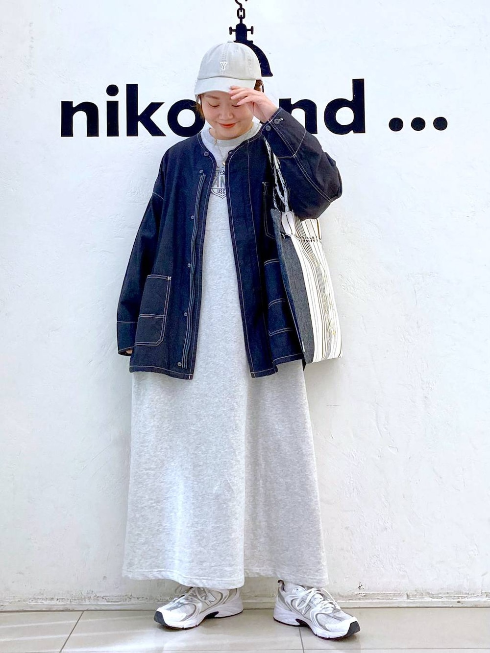 ベージュ系のワンピース、ブラック系のトートバッグ、その他のブルゾンを着用したレディースの春コーディネートの1枚目の写真