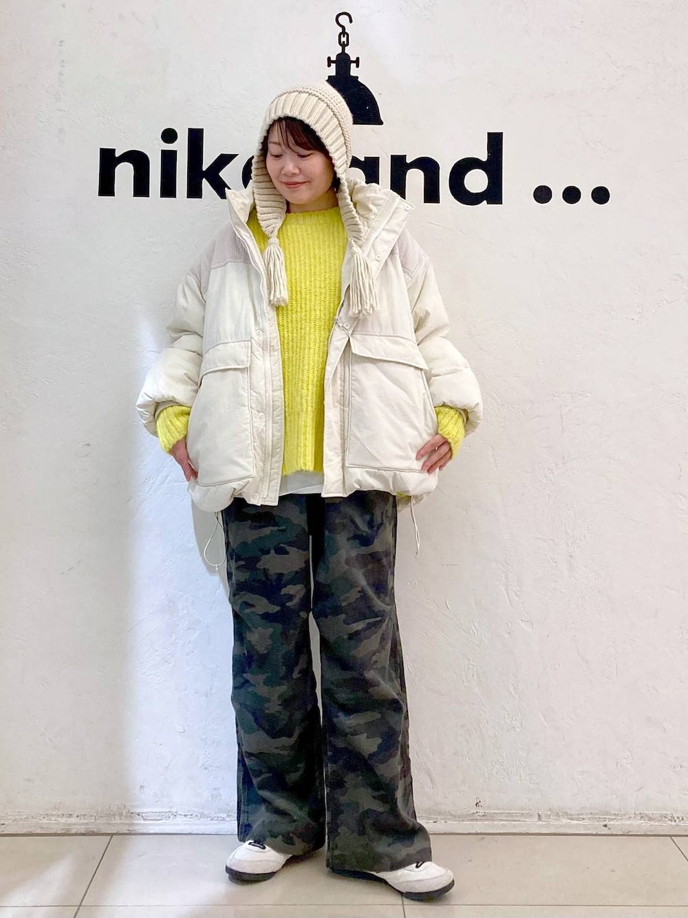 ホワイト系のTシャツ/カットソー、ベージュ系のブルゾン、その他のその他パンツを着用したレディースの冬コーディネートの1枚目の写真