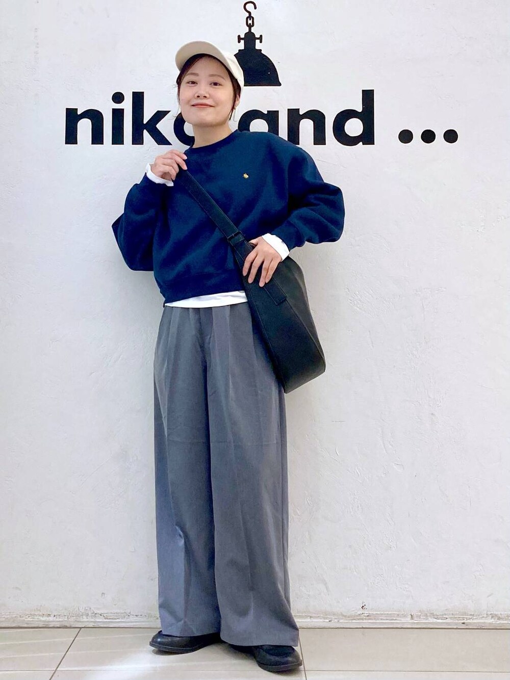 「カジュアル、ママコーデ、niko and ...、トラッド、スポーティ、秋コーデ、Tシャツ、ロンT、ショルダーバッグ、スウェット、POLOBCSコラボ_nikoand...、スラックス、パンツ、ピアス、LEPSIM」｜「niko and...のオーガニックコットンテンセルロングTシャツ（Tシャツ/カットソー、ホワイト系）」を使った、カワモトさん（レディース・162cm）の秋コーディネートの1枚目の写真