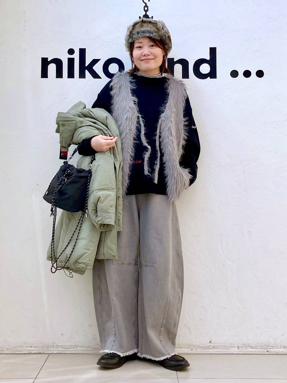 グリーン系のブルゾン、ホワイト系のTシャツ/カットソー、グレー系のその他パンツを着用したレディースの冬コーディネートの1枚目の写真