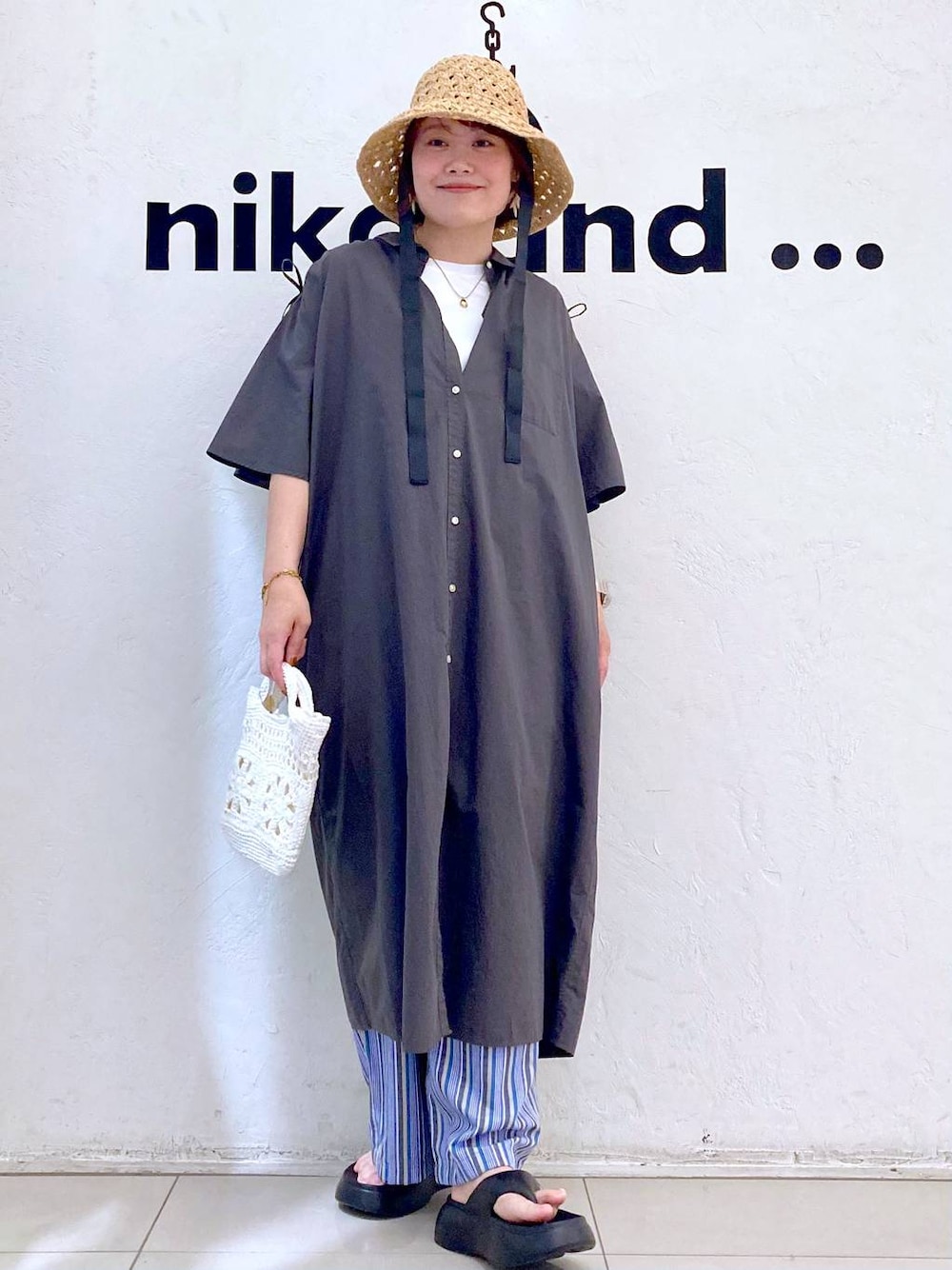 「ママコーデ、カジュアル、時計、GLOBAL WORK、ワンピース、ナチュラル、夏コーデ、niko and ...、この夏の推しアイテム、ショルダーバッグ、サンダル、パンツ、ワイドパンツ、ウエストゴム、Tシャツ」｜「niko and...のオリジナル2WAYメタリックショルダーバッグ（ショルダーバッグ、ホワイト系）」を使った、カワモトさん（レディース・162cm）の春コーディネートの1枚目の写真