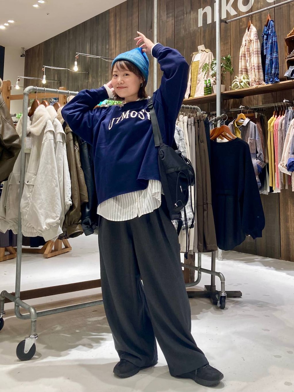 グレー系のその他パンツ、ブルー系のスウェット、ホワイト系のシャツ/ブラウスを着用したレディースの秋コーディネートの1枚目の写真