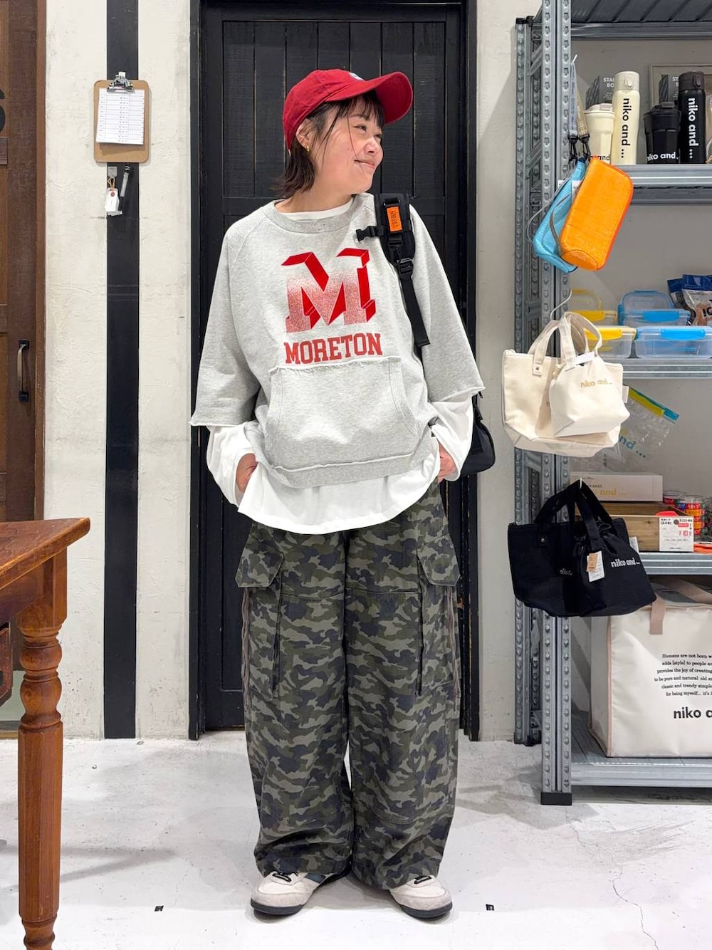 ブラック系のバックパック/リュック、グレー系のTシャツ/カットソー、ホワイト系のTシャツ/カットソーを着用したレディースの春コーディネートの1枚目の写真