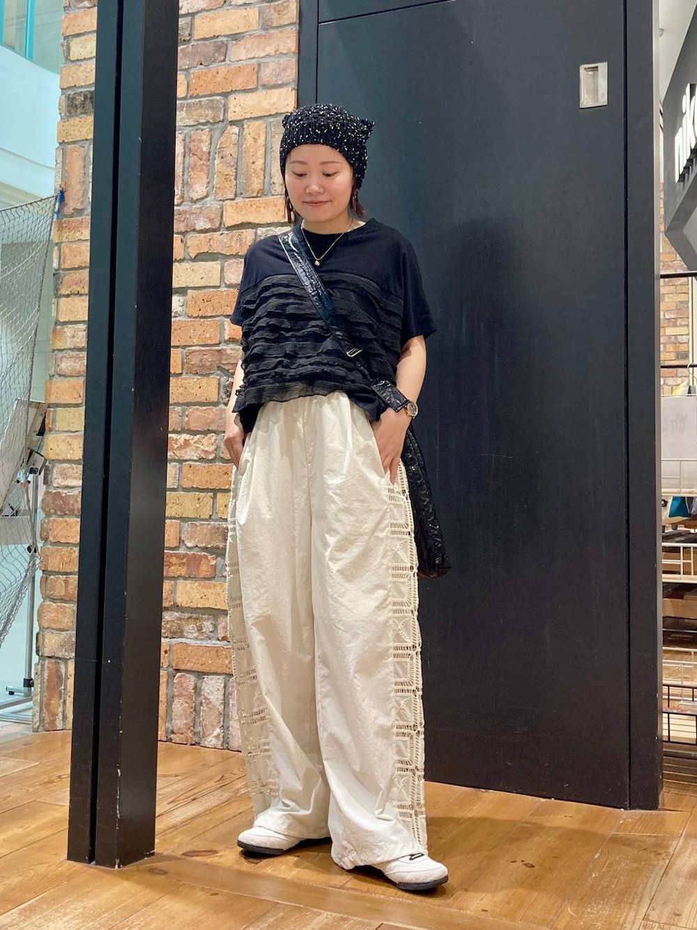 ベージュ系のその他パンツ、ブラック系のTシャツ/カットソー、ブラック系のトートバッグを着用したレディースの夏コーディネートの1枚目の写真